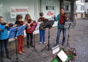 Veronika Schepping mit Geigenschüler